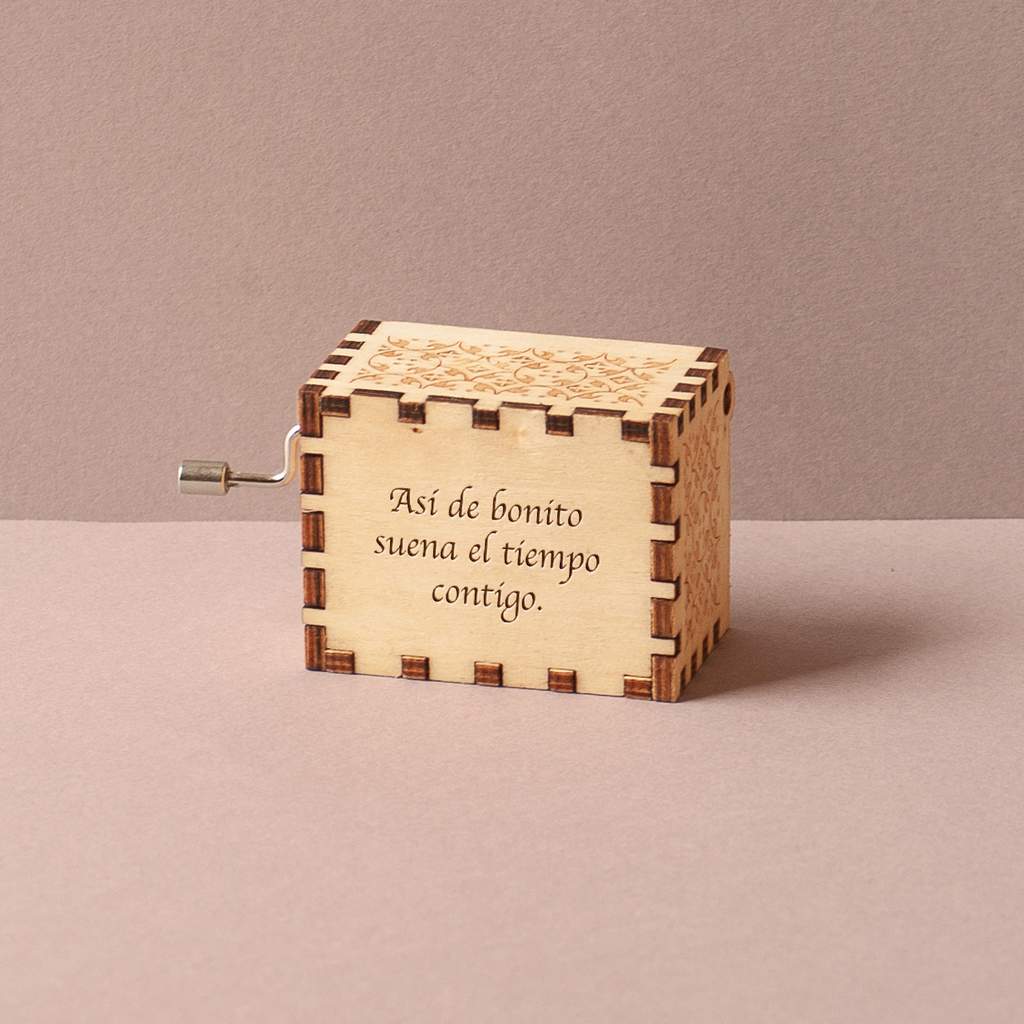 Caja musical de madera para bodas con iniciales y dos anillos